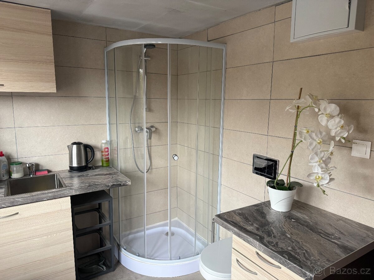 PRONAJEM MALÉHO ATELIERU 1 AZ 2 OSOBY ZDARMA