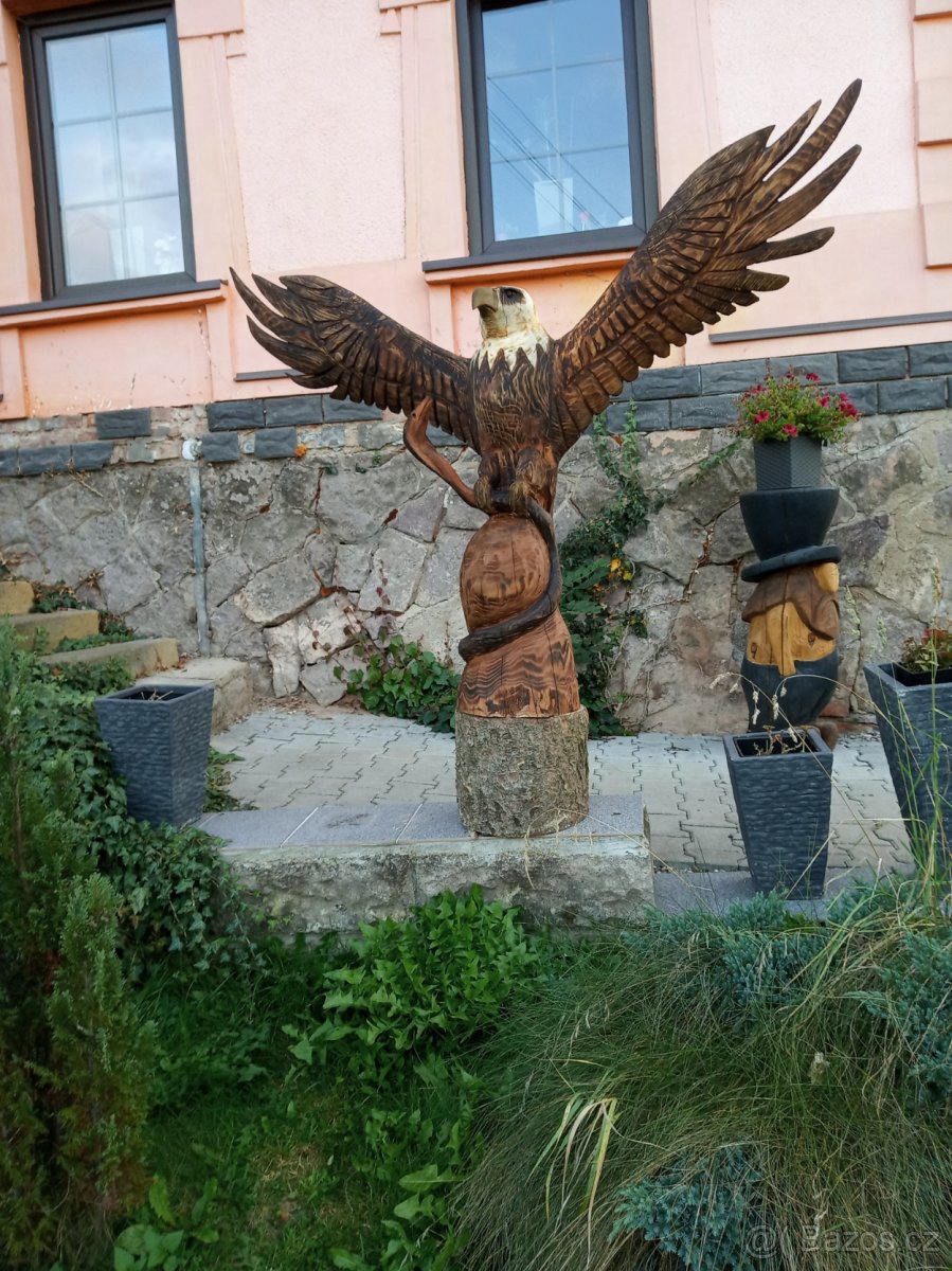 zahradní dekorace vyřezávaný orel motorovou pilou