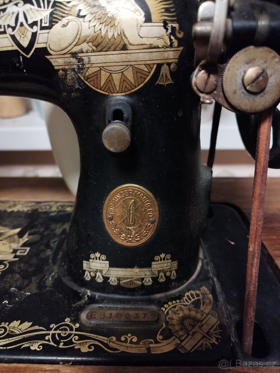 starožitný šicí stroj singer