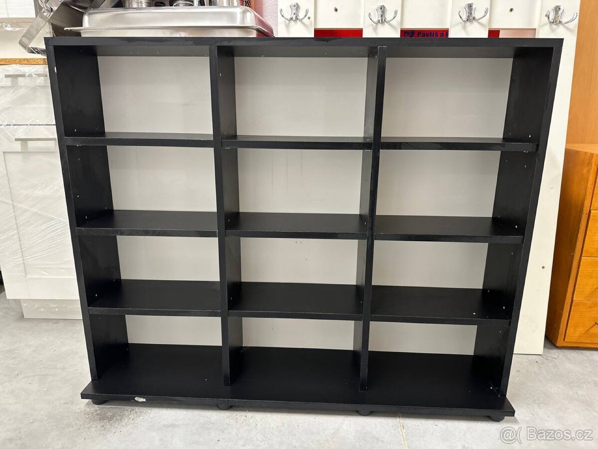 Černý policový regál