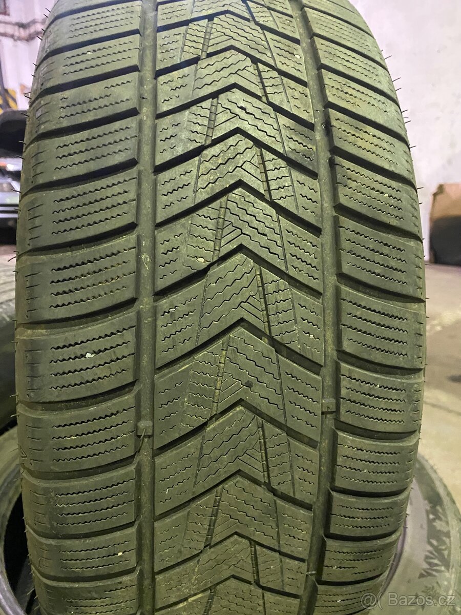 Zimní pneu Tracmax S330 245/45 r20