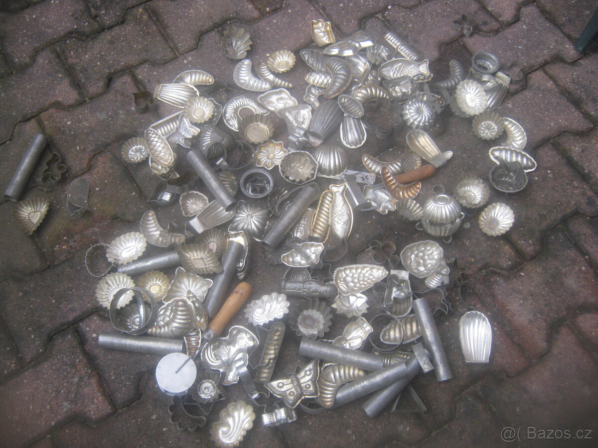 Prodám staré a starší vánoční formičky na cukroví.