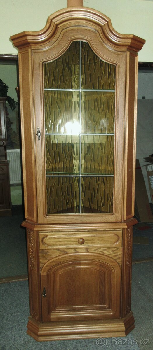 Rustikální rohová vitrína osvětlená z masivu ( Dub )