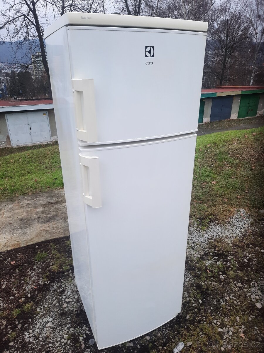 Lednice s mrazákem----mohu dovézt