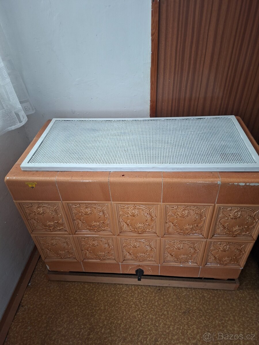 Kachlová elektrická kamna.