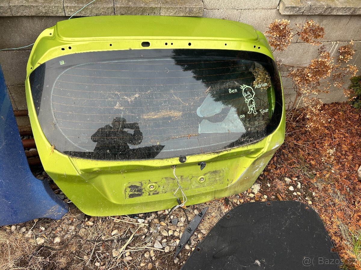 Ford fiesta mk7 zadni 5 dvere vrata.