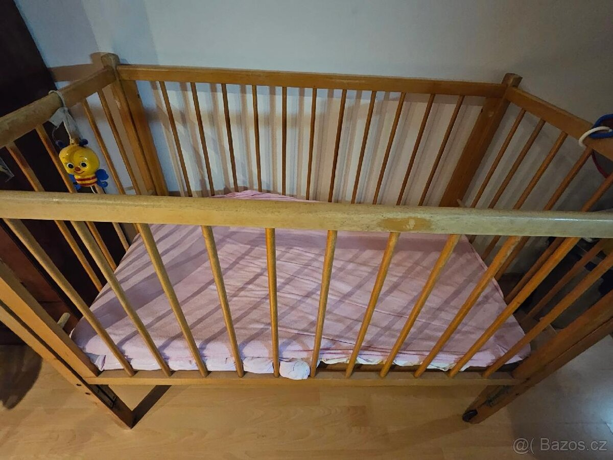 Dětská dřevěná postýlka