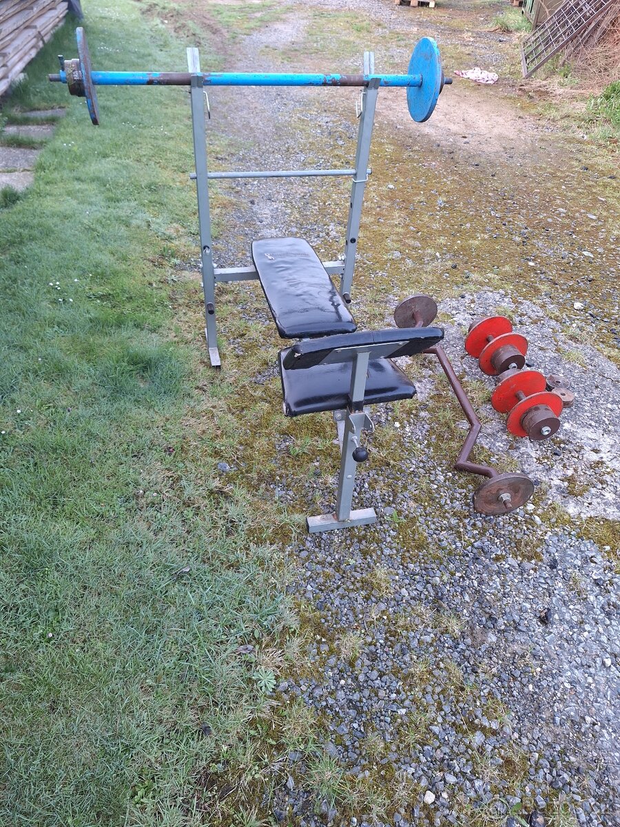 Posilovací lavice s činkami