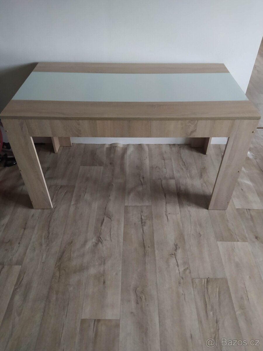 Jídelní stůl