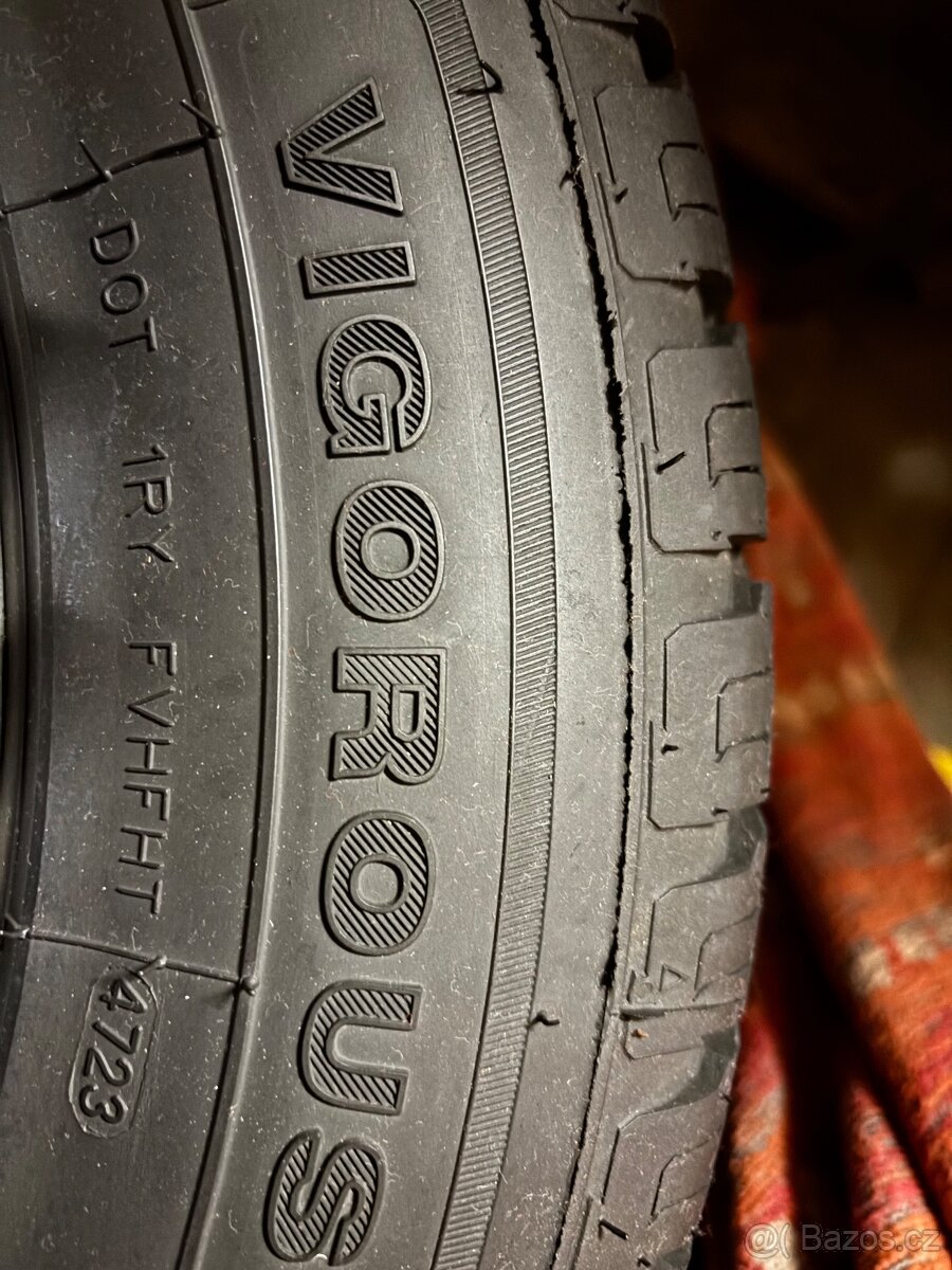 Prodám letní pneu 215/65r17