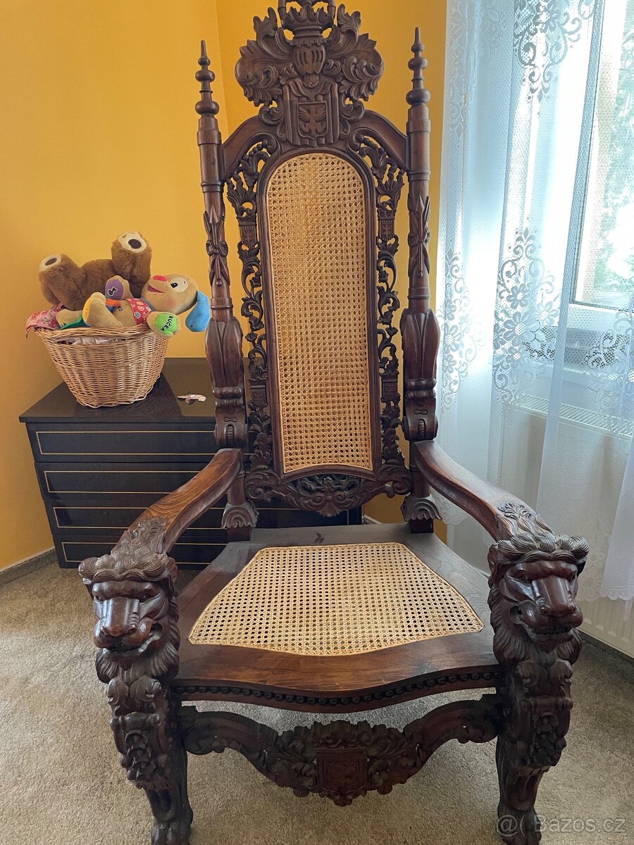 Vyřezávané dřevěné křeslo a židle