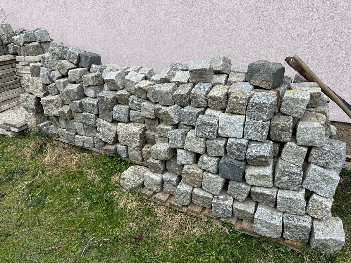 Žulové kostky.