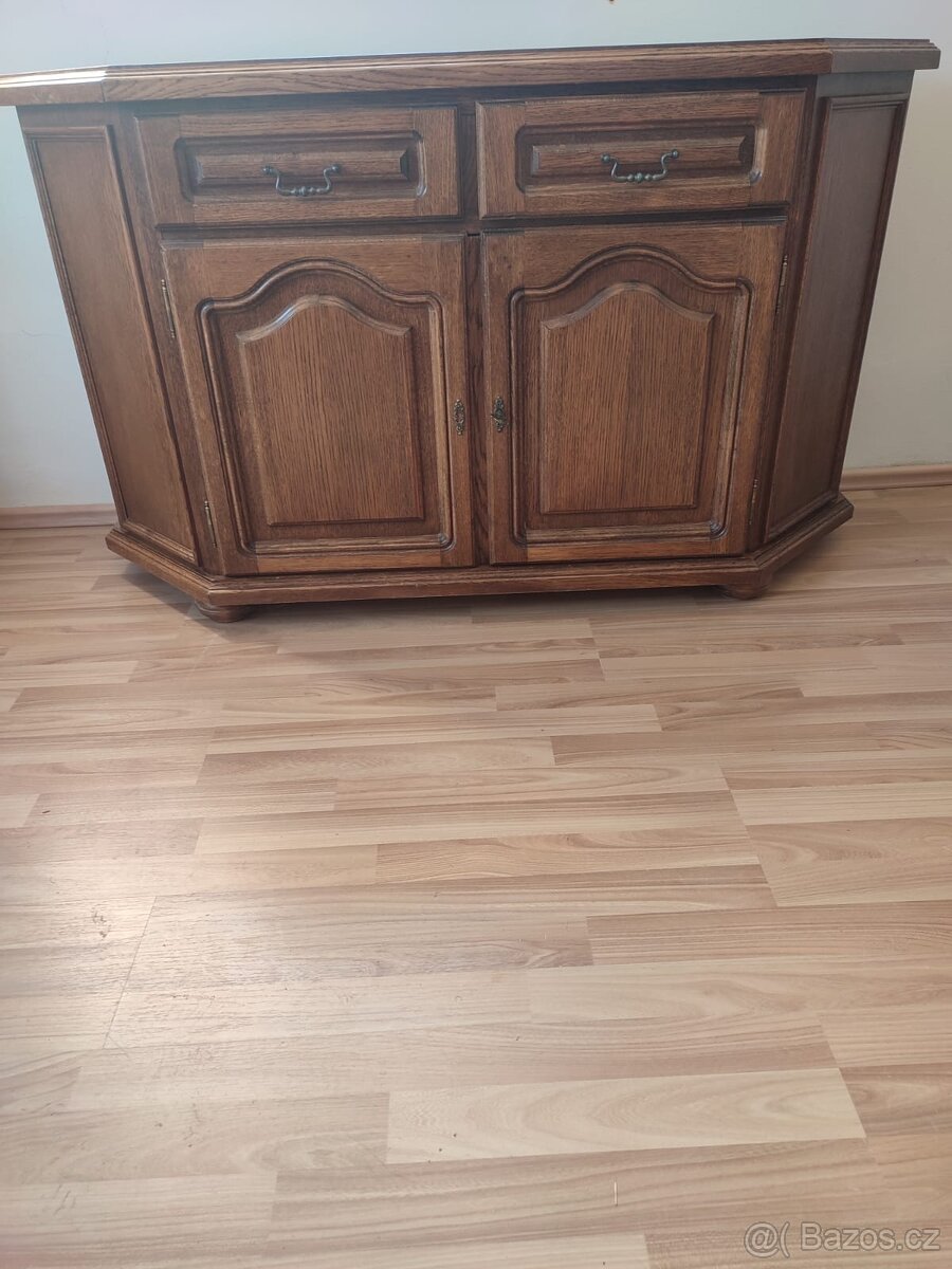 Krásná nízká skříňka