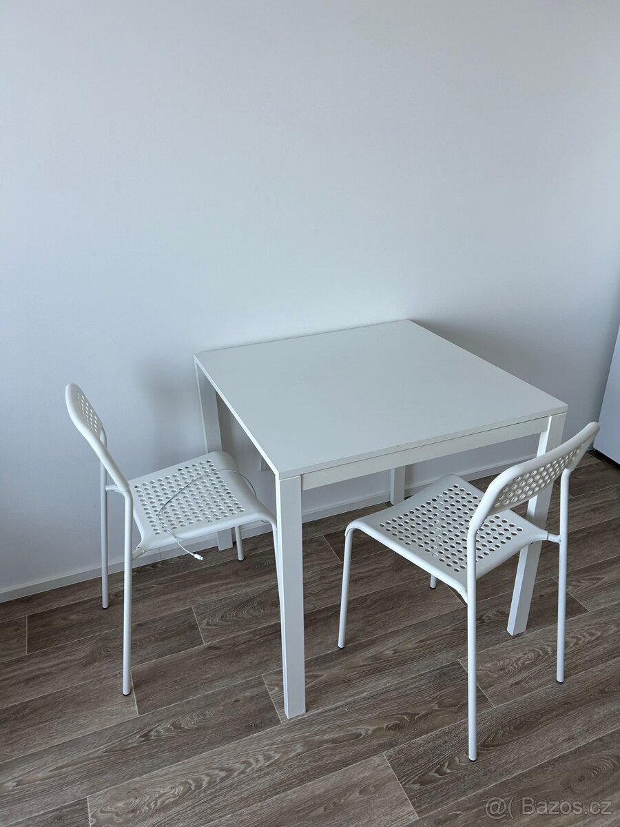 Stul a židle/ table with chairs