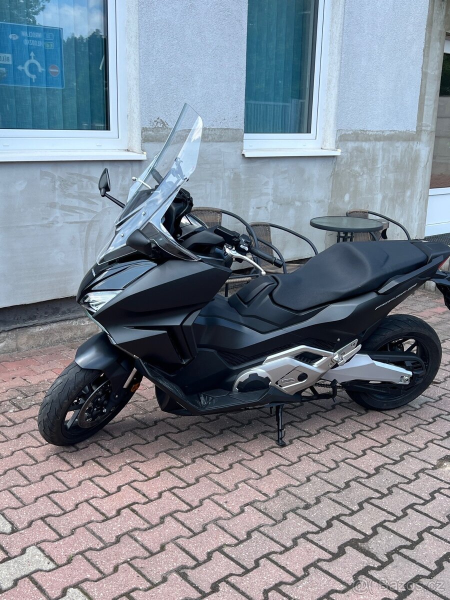 Honda Forza 750 - PŮVOD ČR,1.maj,DPH,serviska,krásný stav
