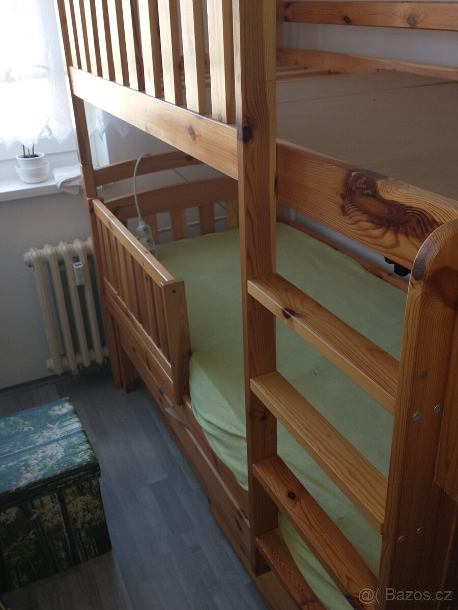 Dřevěná palanda s šupliky