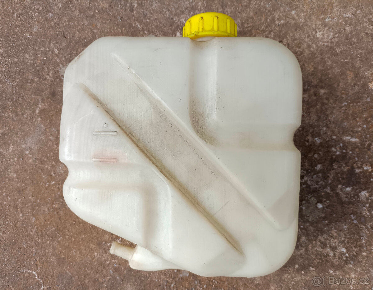 Wartburg nádržka plastová či multicar nádobka chlazení víčk