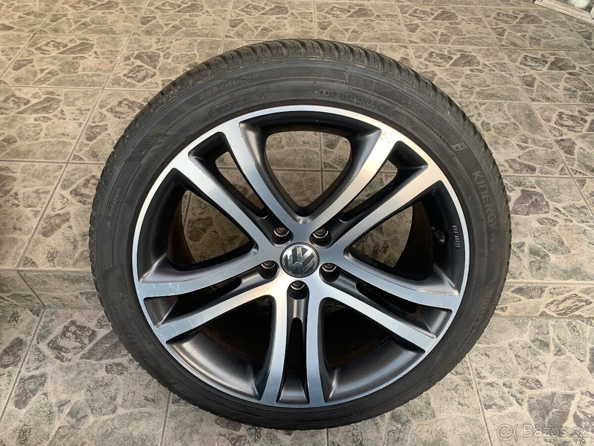 VW 19" celoroční pneu