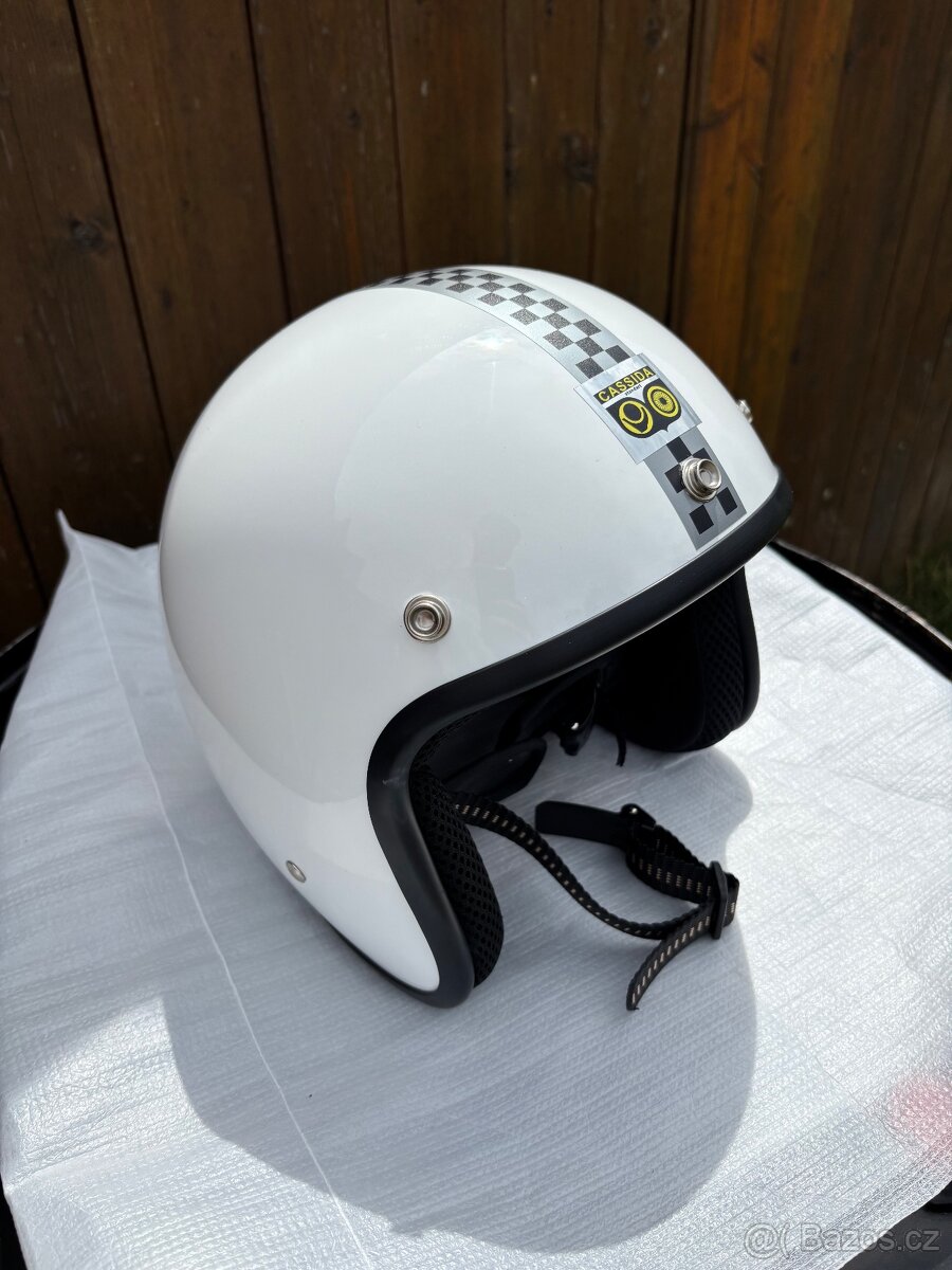 Retro helma na motorku