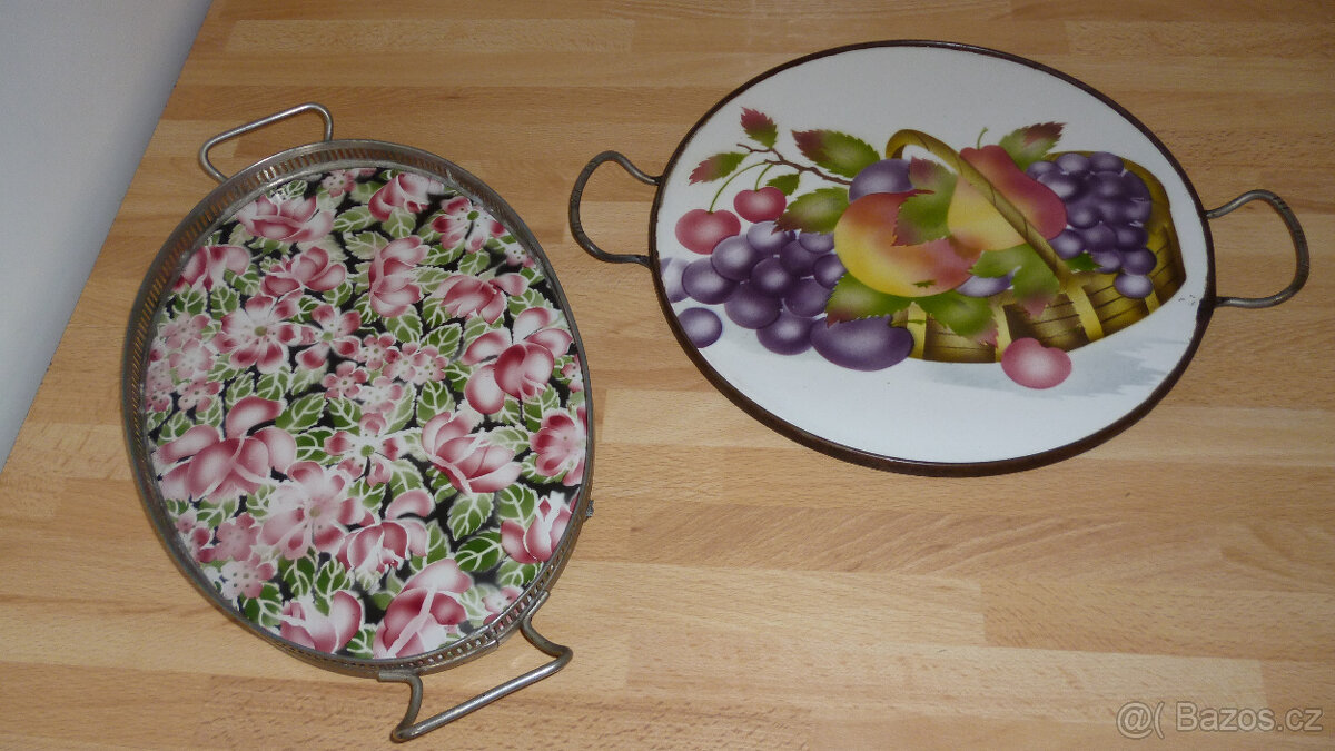 Porcelánový tác v kovové montáži