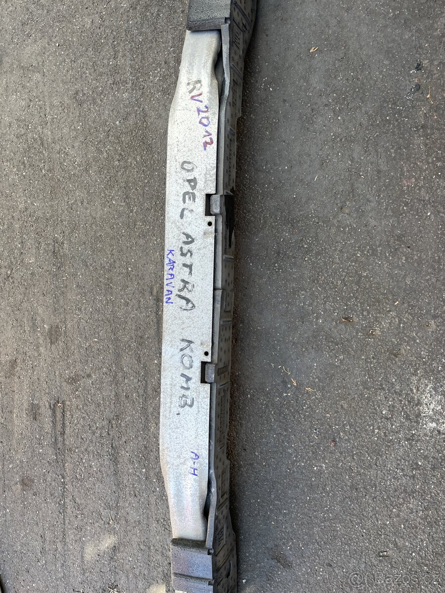 Opel Astra kombi rv 2012 zadní výztuha nárazníku