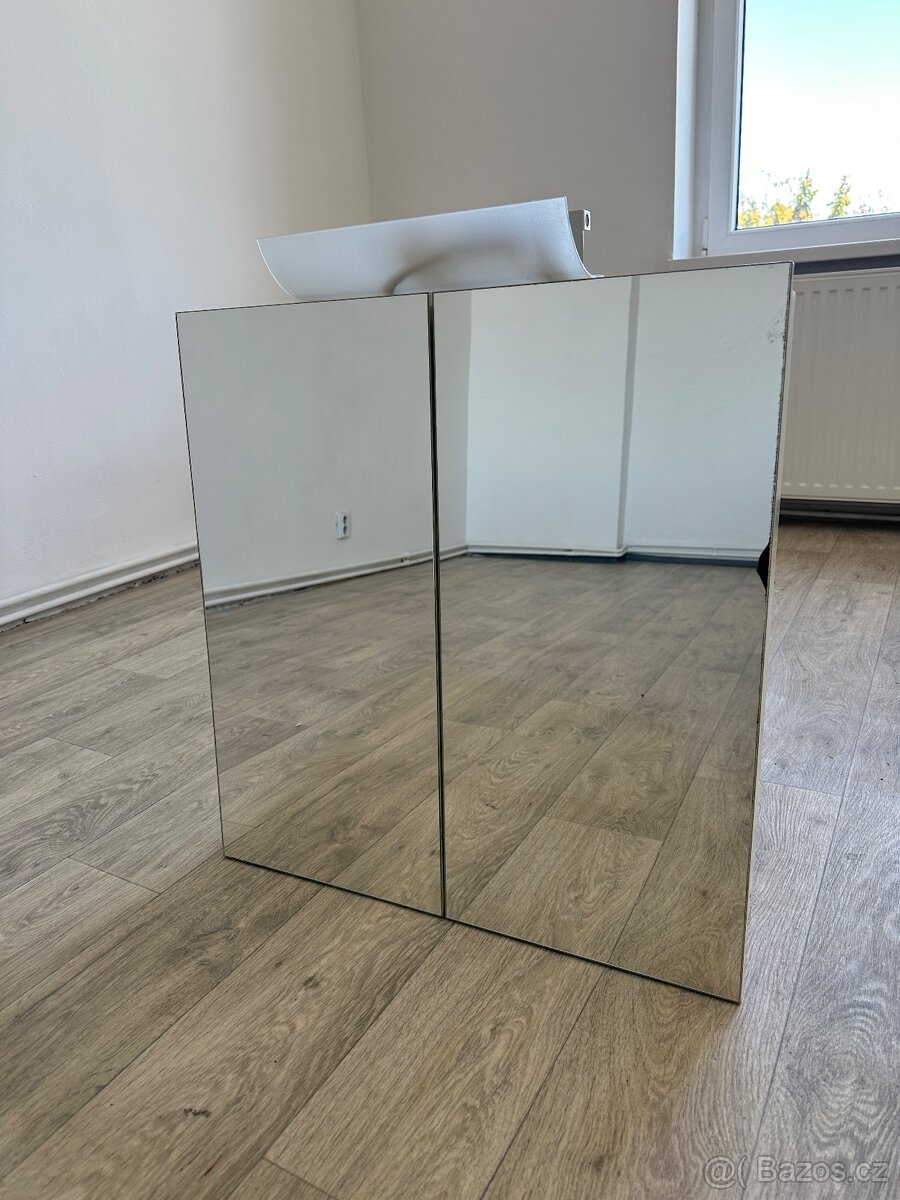 Skříňka se zrcadlem do koupelny, s lampou