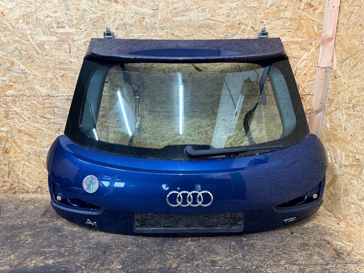 ČÁSTEČNĚ NASTROJENÉ VÍKO KUFRU AUDI A1 LX5Q