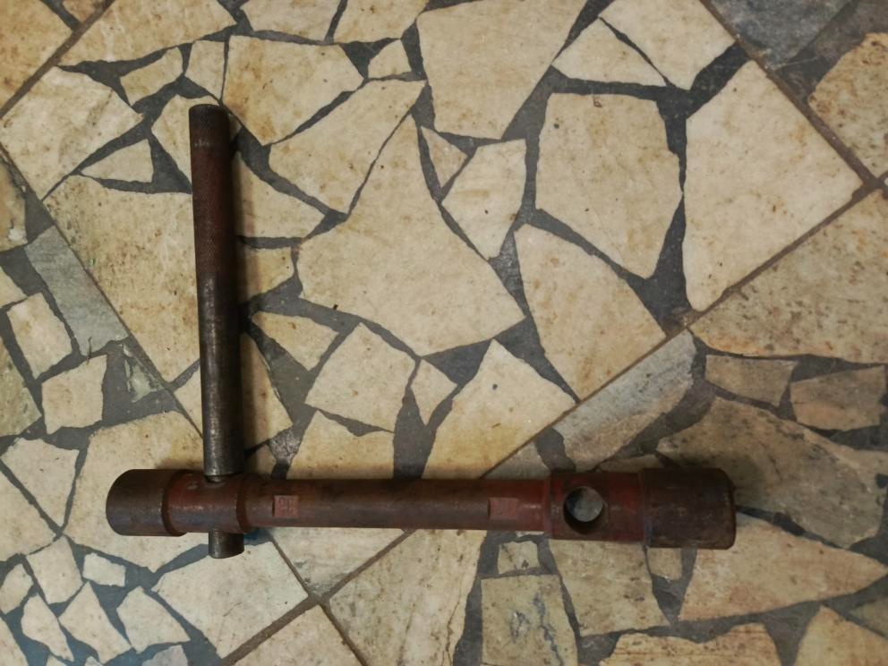 Klíč na kola 32/33 s montážní pákou