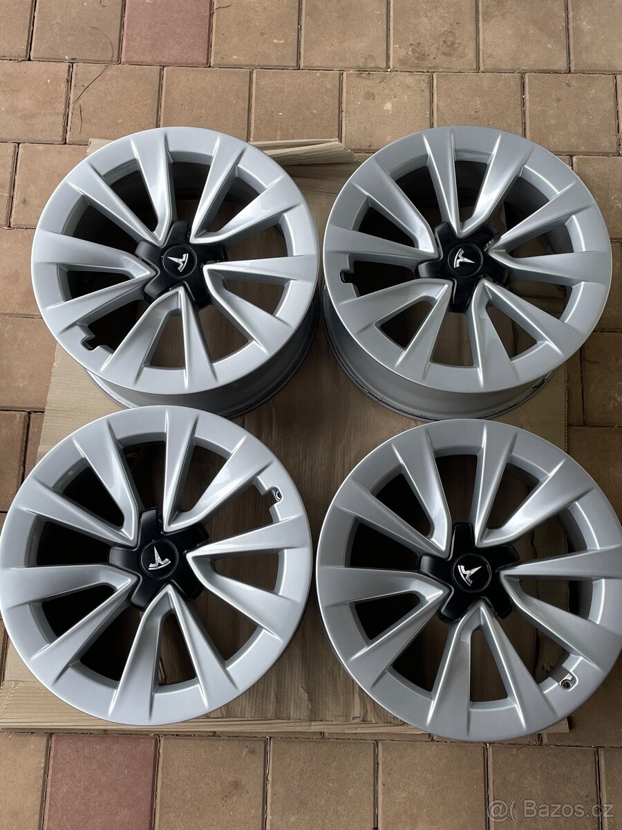 TESLA KOLA R19x8.5J
