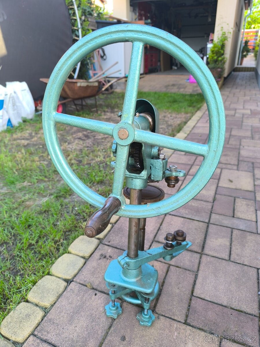 Stroj na zavírání konzerv