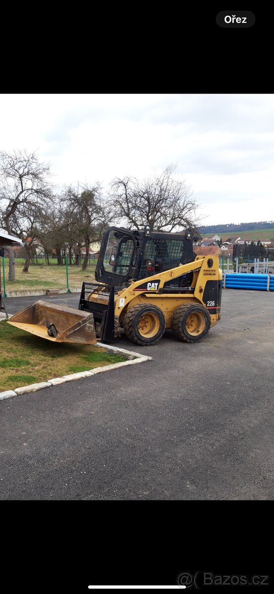 smykový nakladač caterpillar 226b