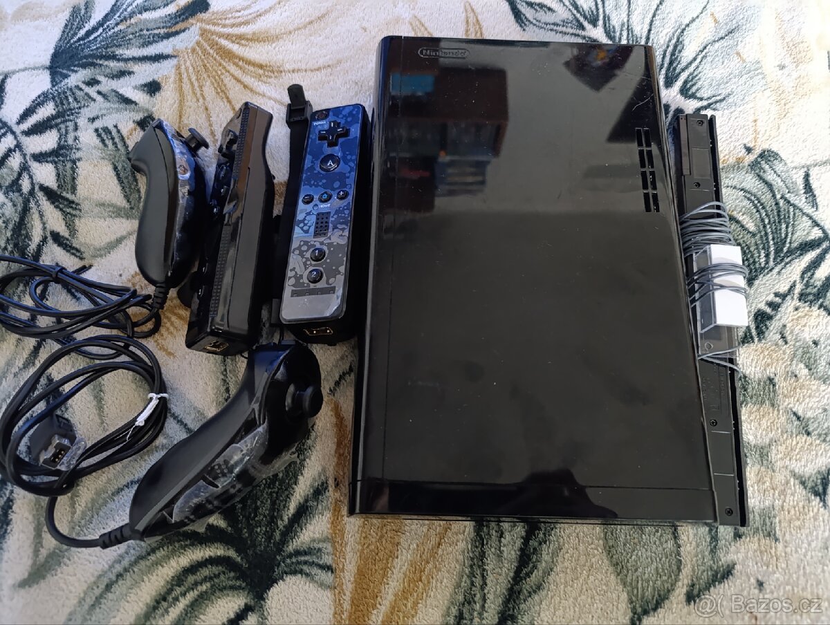 Nintendo Wii U + Hra (čtěte popis)