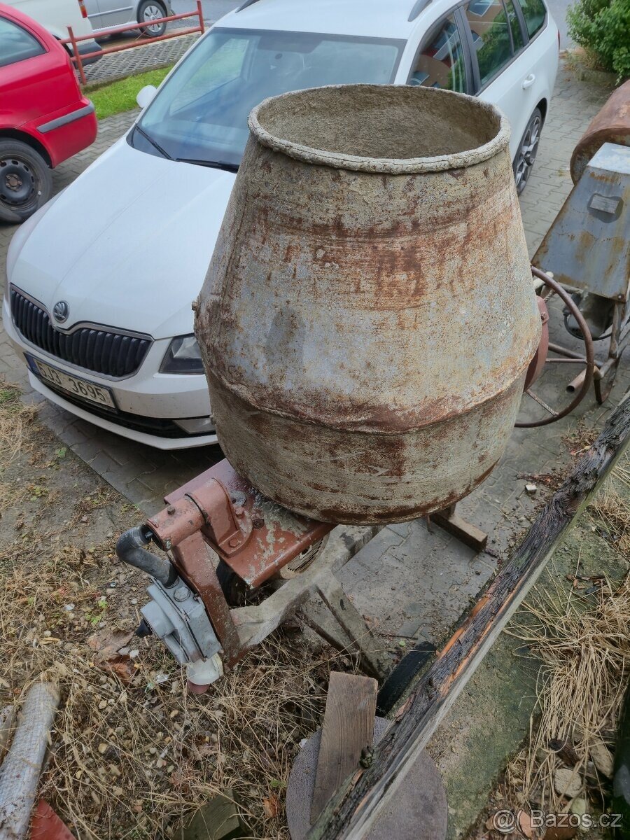 Stavební míchačka na 3 až 4 kolečka