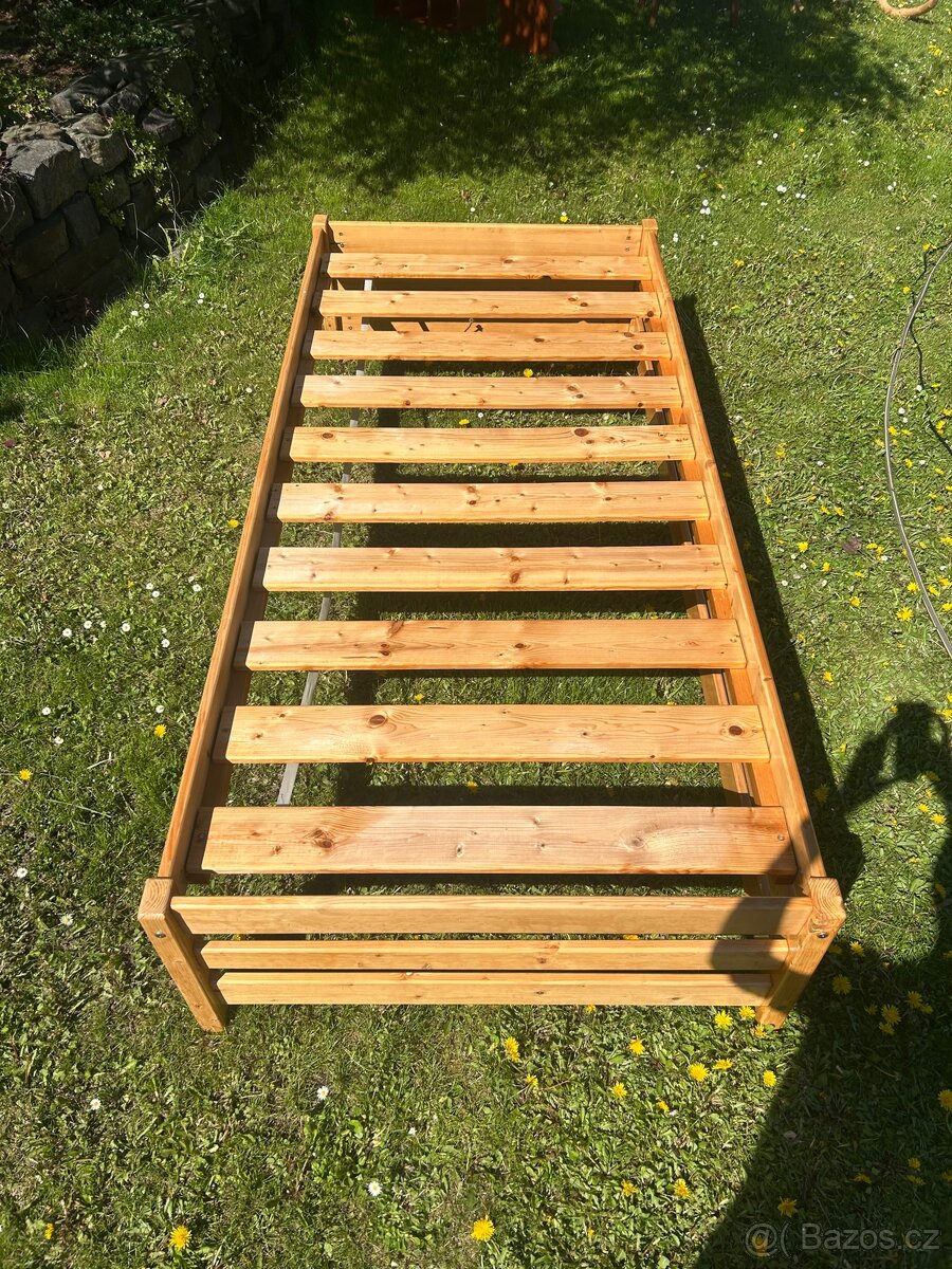 Postel s matrací