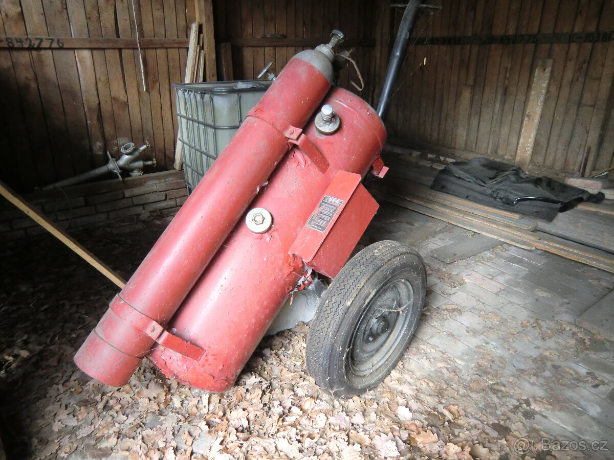 Historický hasicí přívěs r.v. 1978