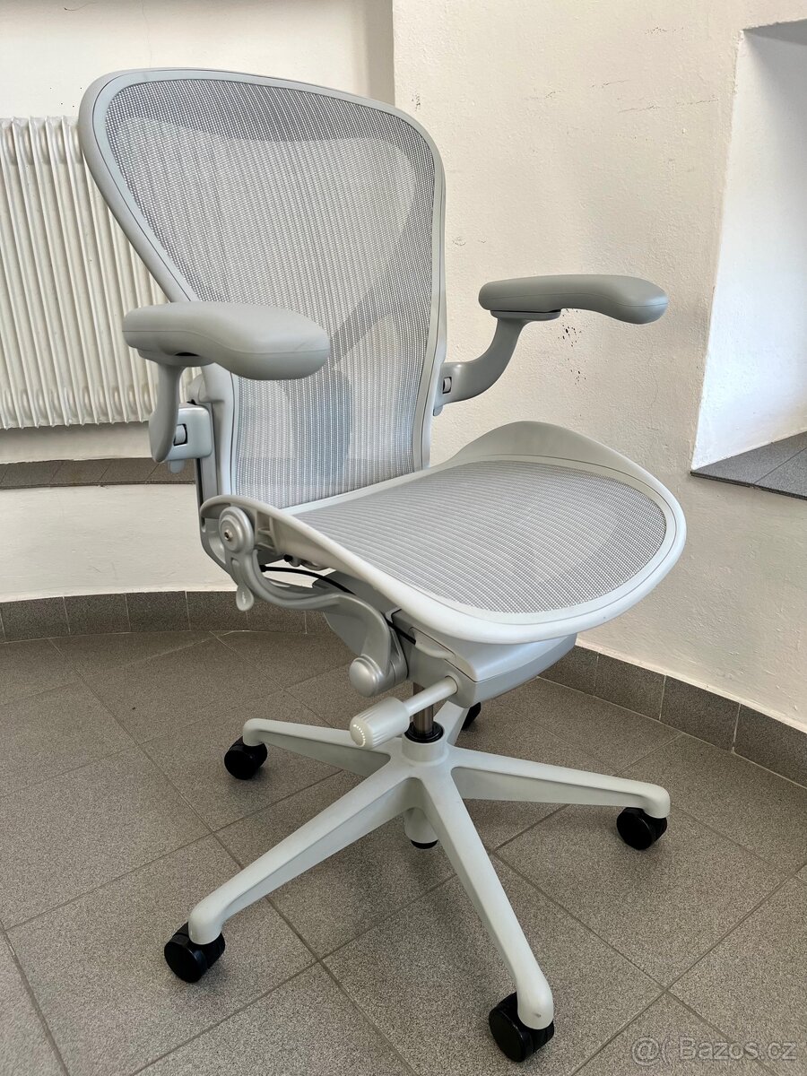 kancelářská židle Herman Miller Aeron Remastered