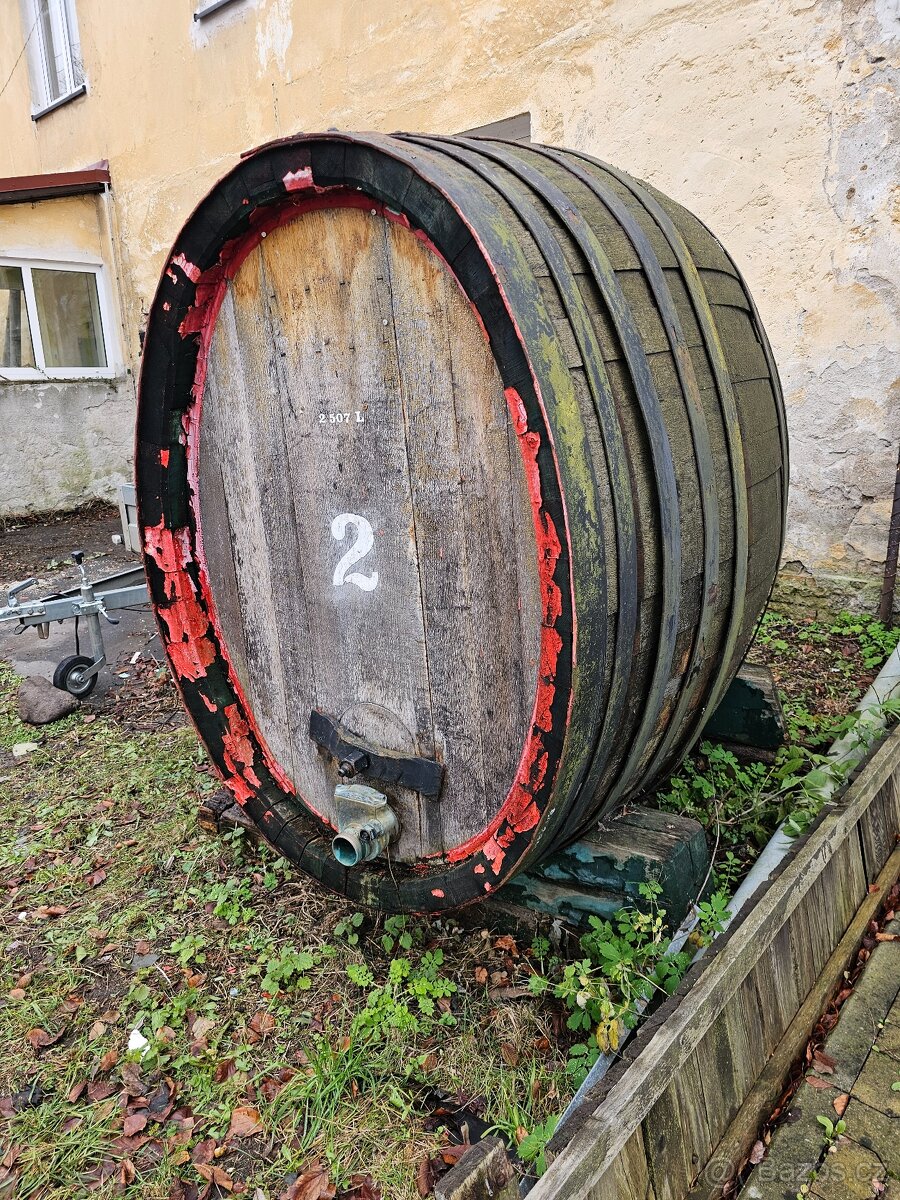 Prodám velký dřevěný sud (2 507 L)