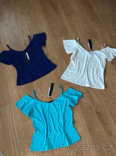 Triko s krátkým rukávem a holými rameny