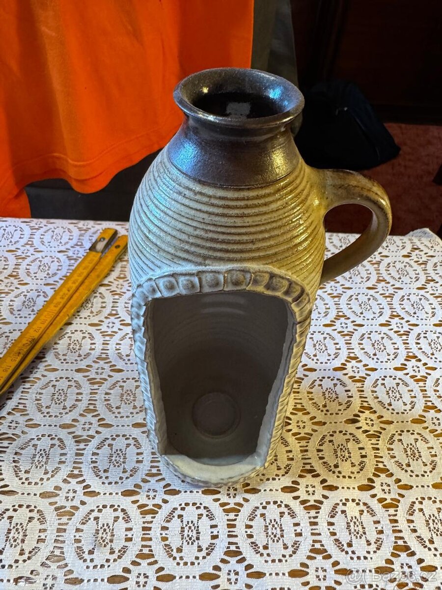 Keramický džbán s plastickým reliéfem (vintage)