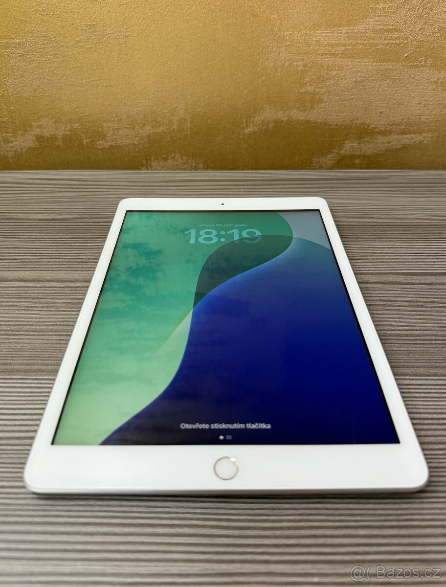 Apple iPad 7 32GB stříbrný, top stav