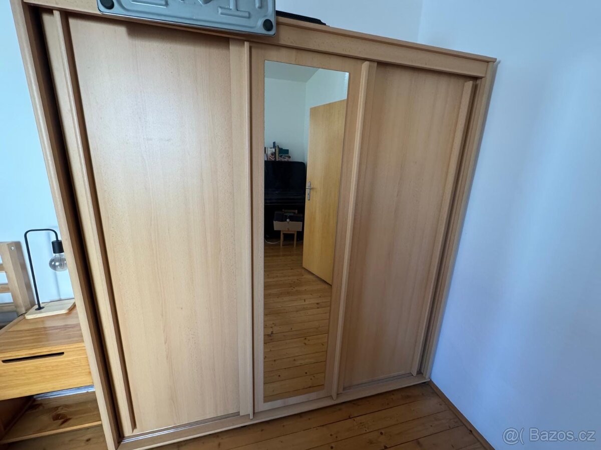 Skříň-dřevotříska, imitace dubu