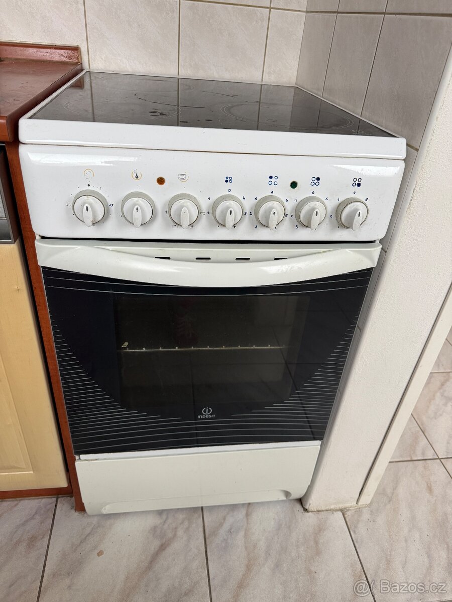 Indesit Sporák sklokeramická deska a trouba v jednom