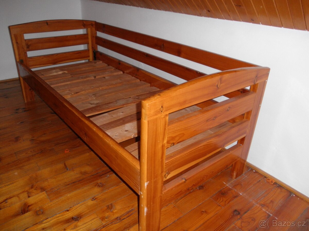 Postel z modřínu.