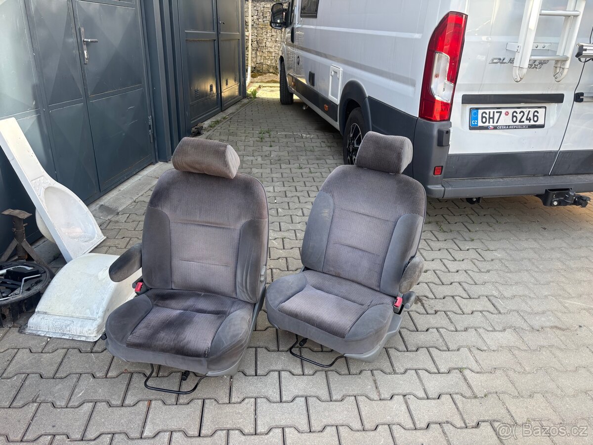 2 otočné sedačky vhodné do obytného vozu