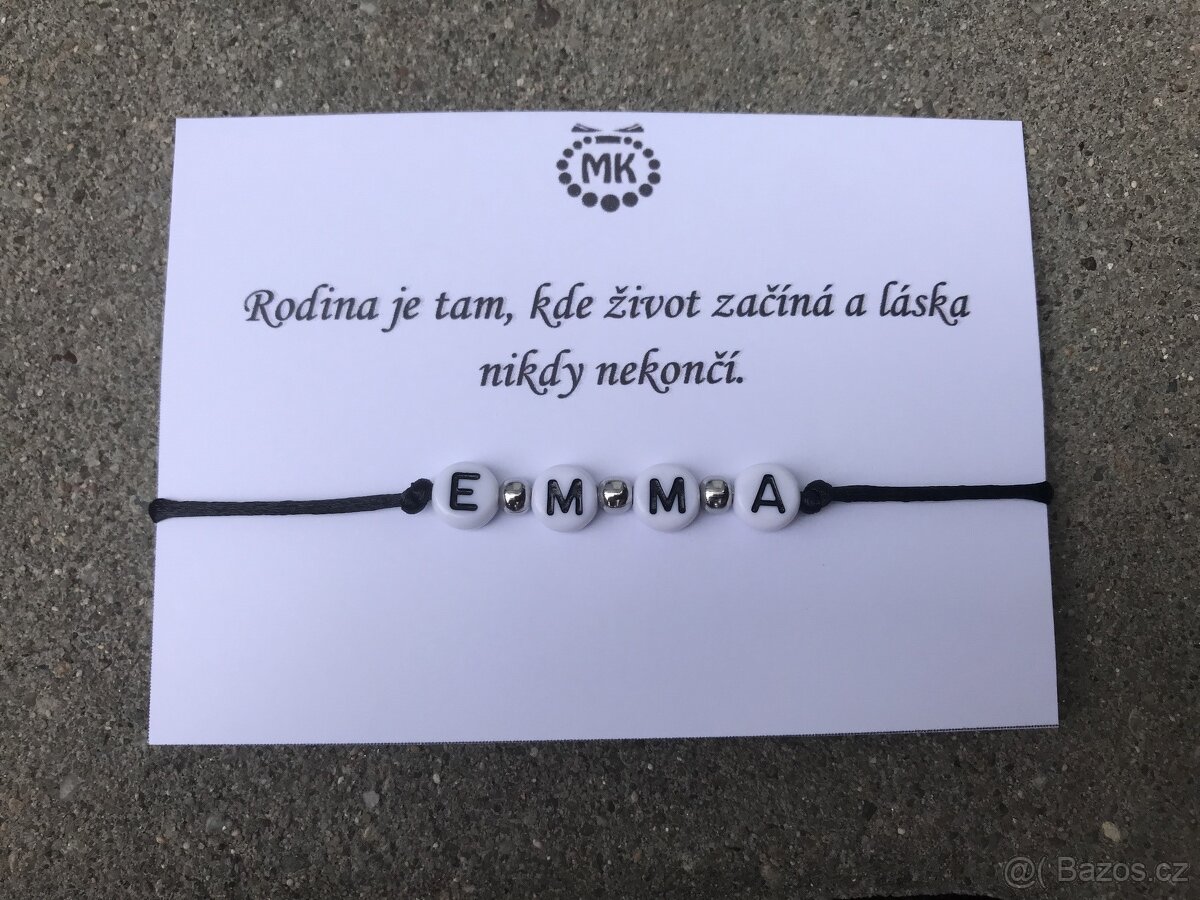 Náramek s iniciály rodiny vhodný třeba k Vánocům