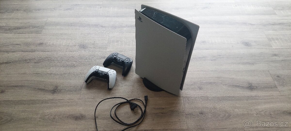 PlayStation 5 + 2x DualSense ovladače