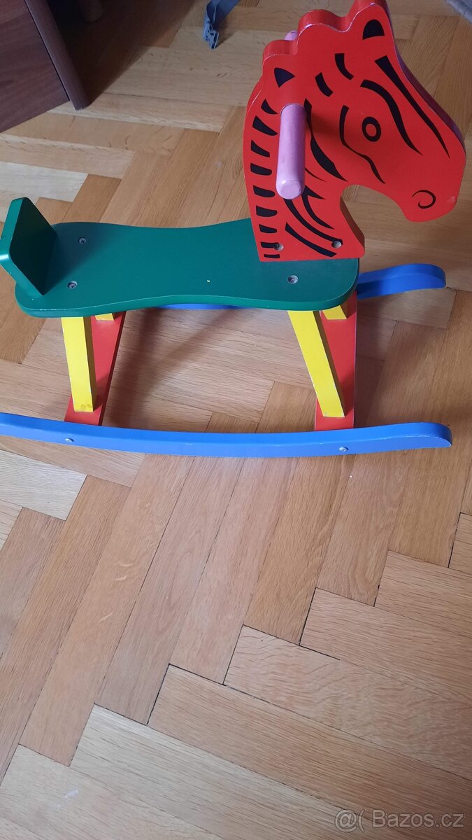 Dřevěný houpací koník