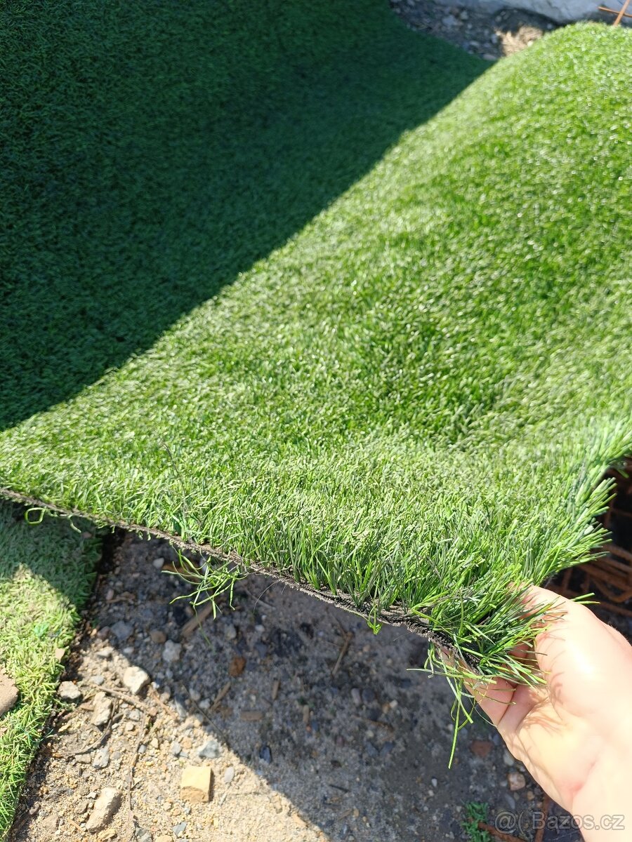 Fotbalový umělý trávník 5 cm výška použity velmi hezký