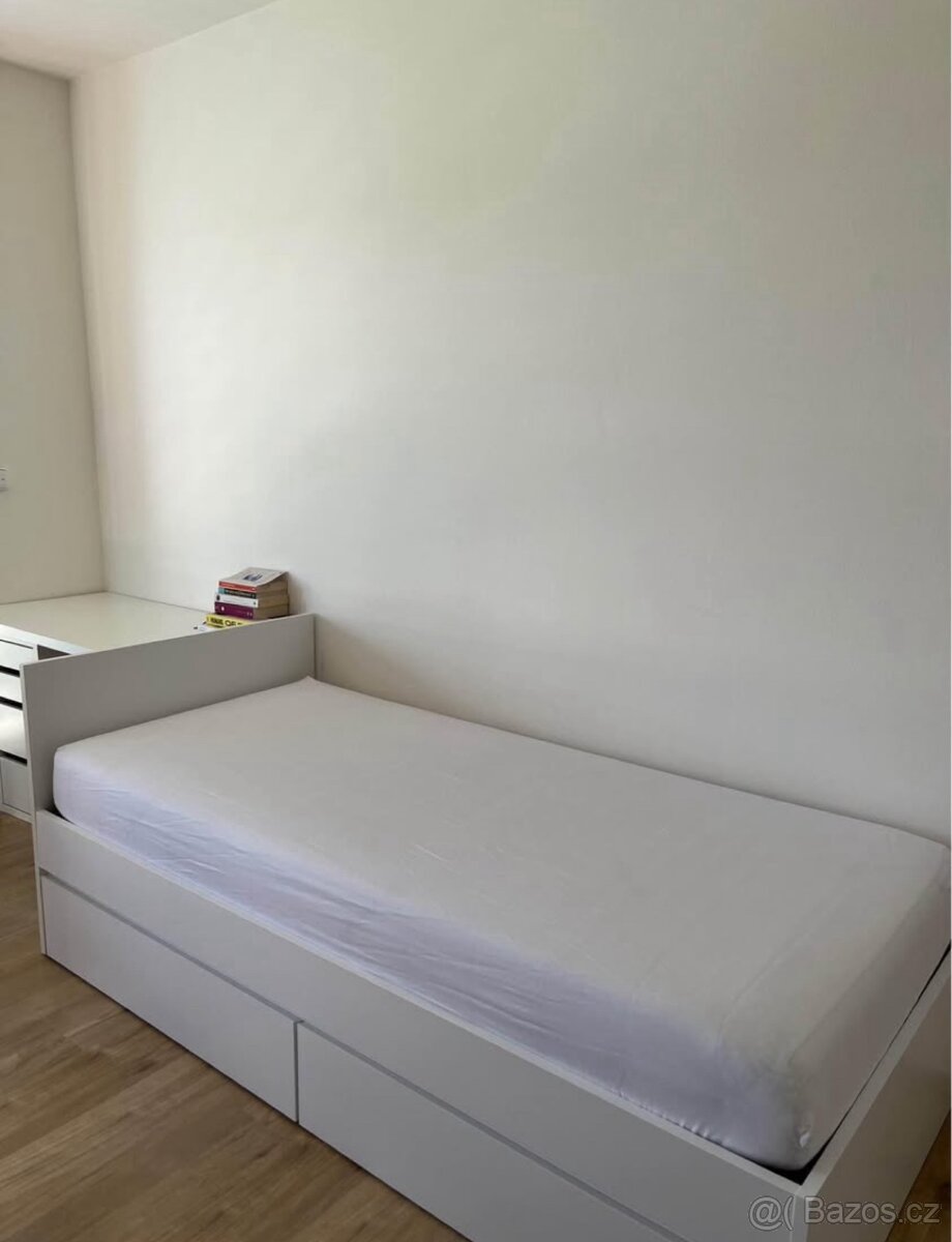 Postel s matrací a roštem