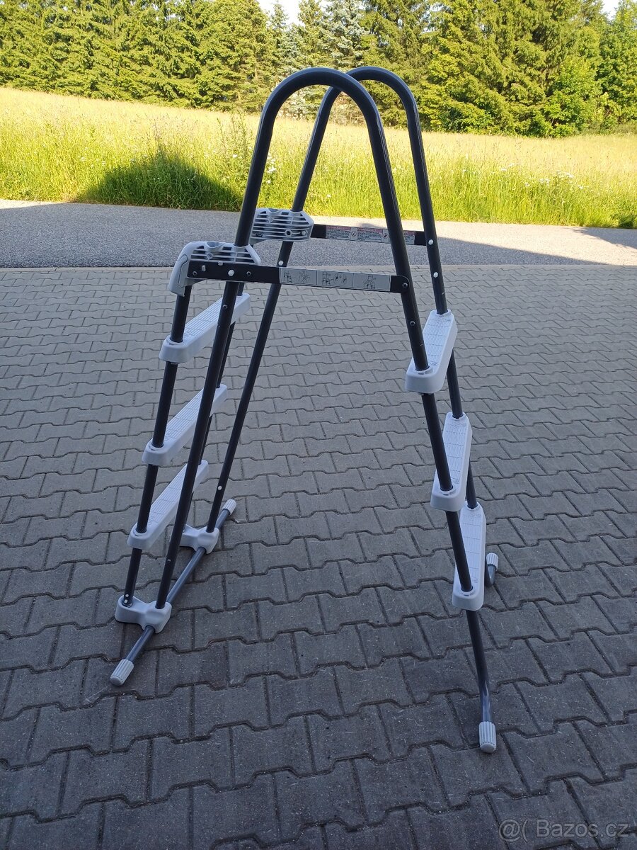 schůdky do bazénu